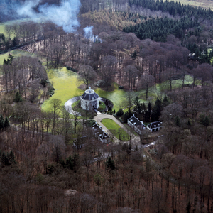 842202 Luchtfoto van kasteel Drakestein met het bijbehorende landschapspark en bos (Slotlaan 9) te Lage Vuursche ...
